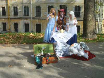 Cosplay di Alice nel Paese delle Meraviglie, ispirato alla versione cinematografica di Tim Burton